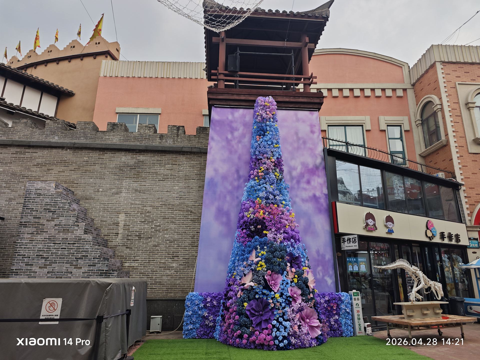 欧式风情街区的塔楼尖顶指向天空，彩色的装饰树给街道披上童话的外衣。