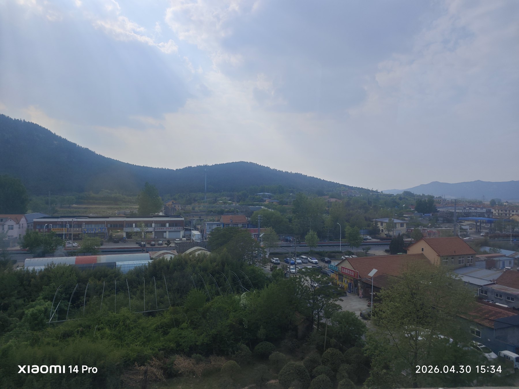 下午抵达山海之间,远处的层峦把城市慢慢托起来。
