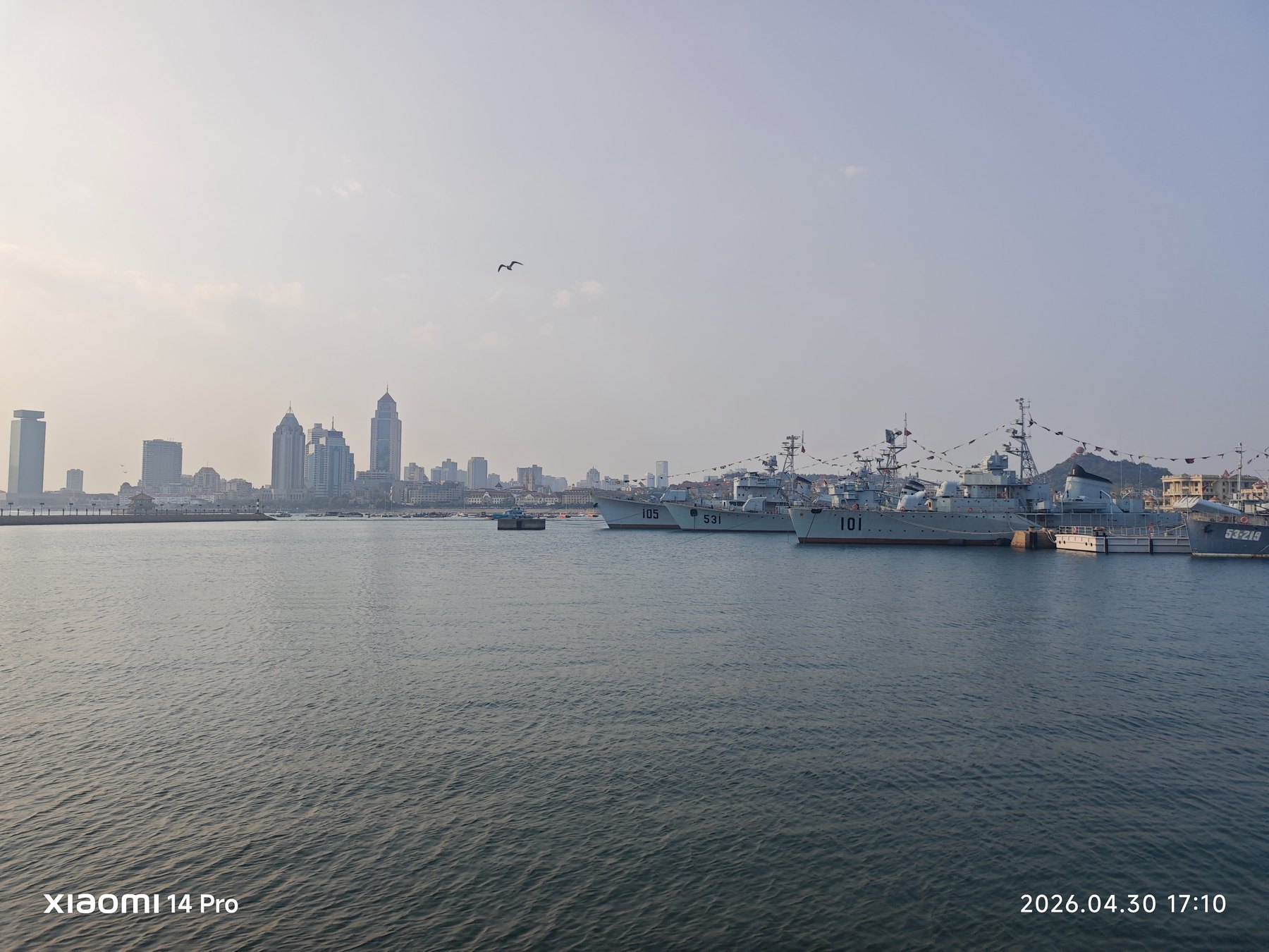从海湾望向城市天际线,青岛把现代感藏在一层薄薄的海雾后面。