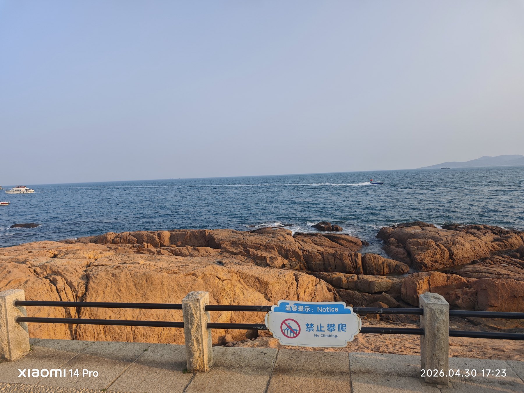 红褐色礁石贴着海岸延伸,走几步就是另一种风景。