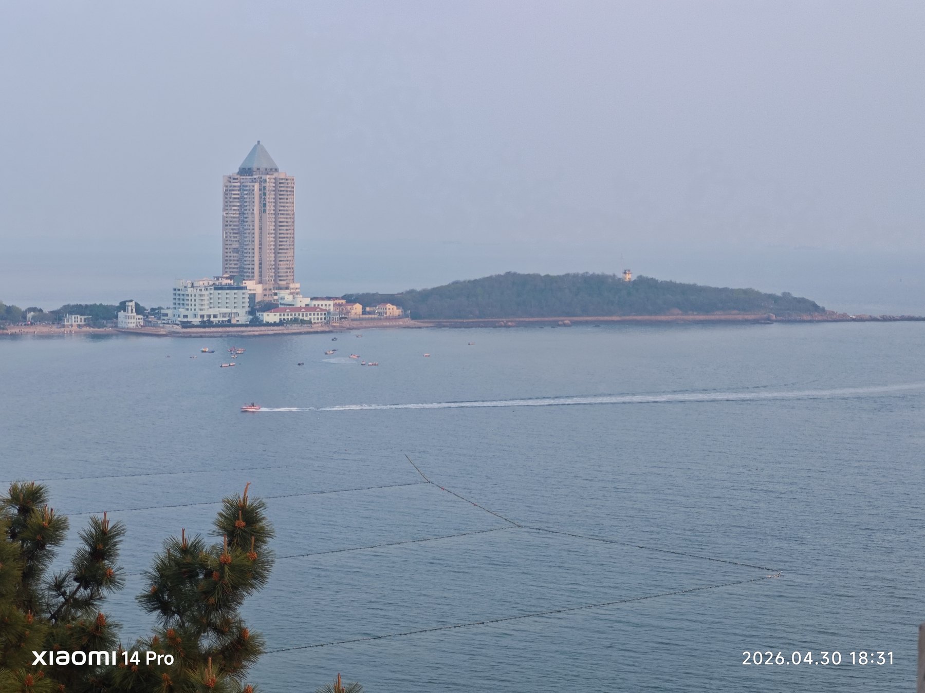 从高处俯看海面,远岛安静地浮在黄昏里。