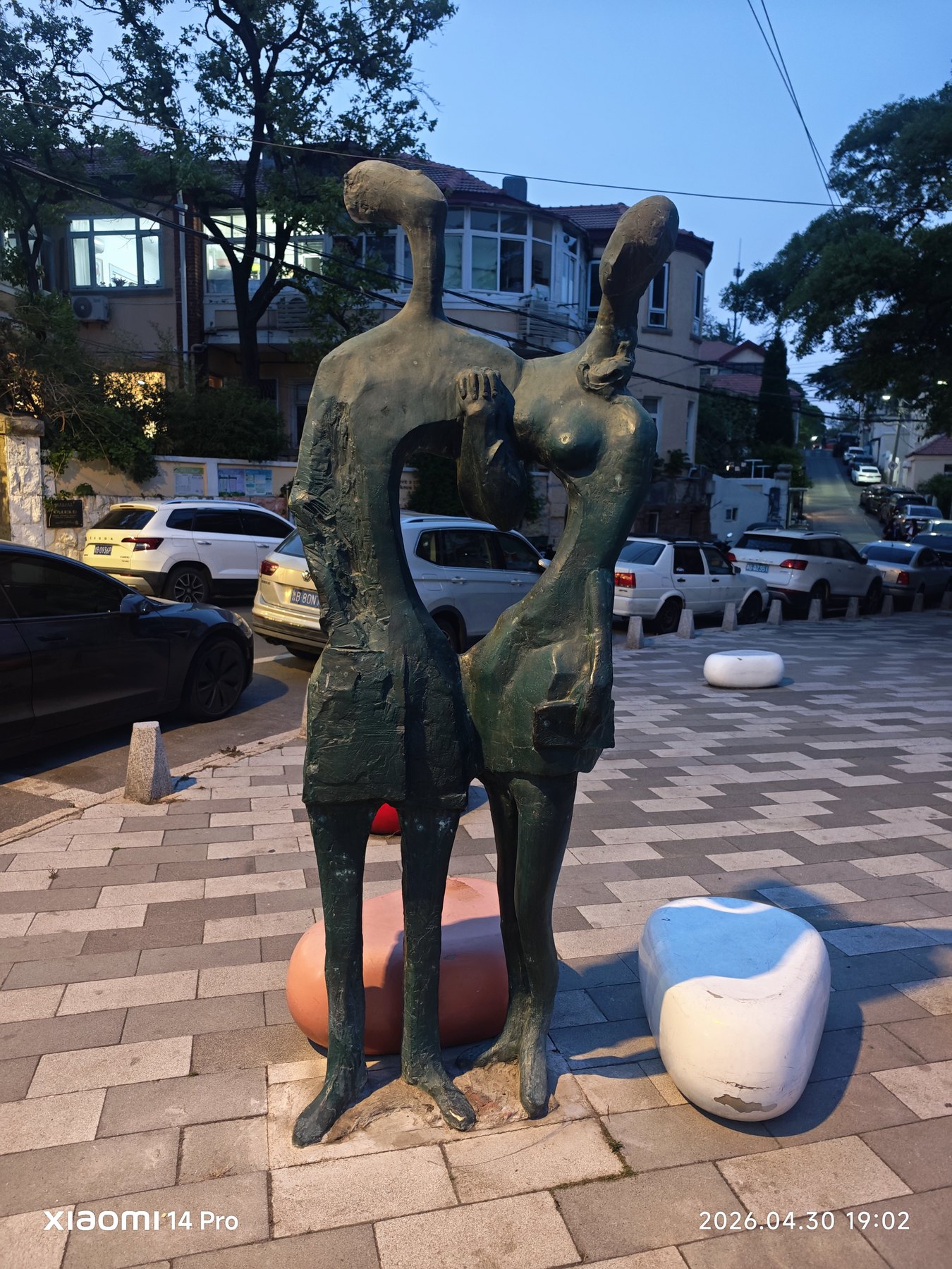 街头雕塑和路灯一起出现,青岛的夜游正式开始。