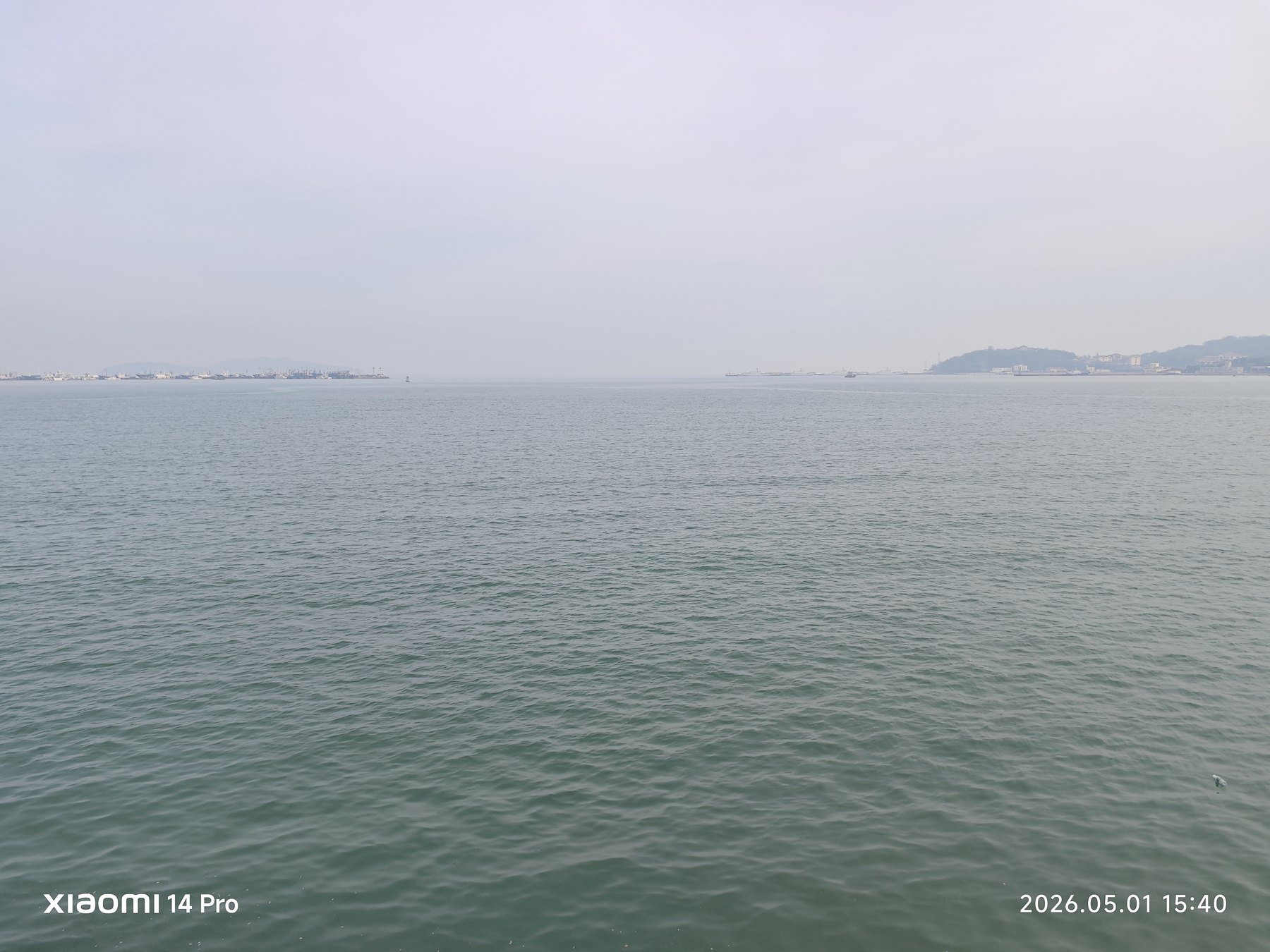下午再次面向大海,山影从水面尽头慢慢浮出来。