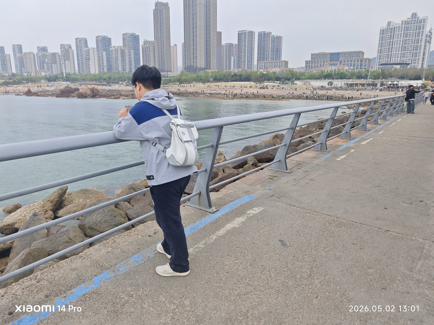 沿着海边走,城市高楼和礁石海岸在同一张照片里相遇。