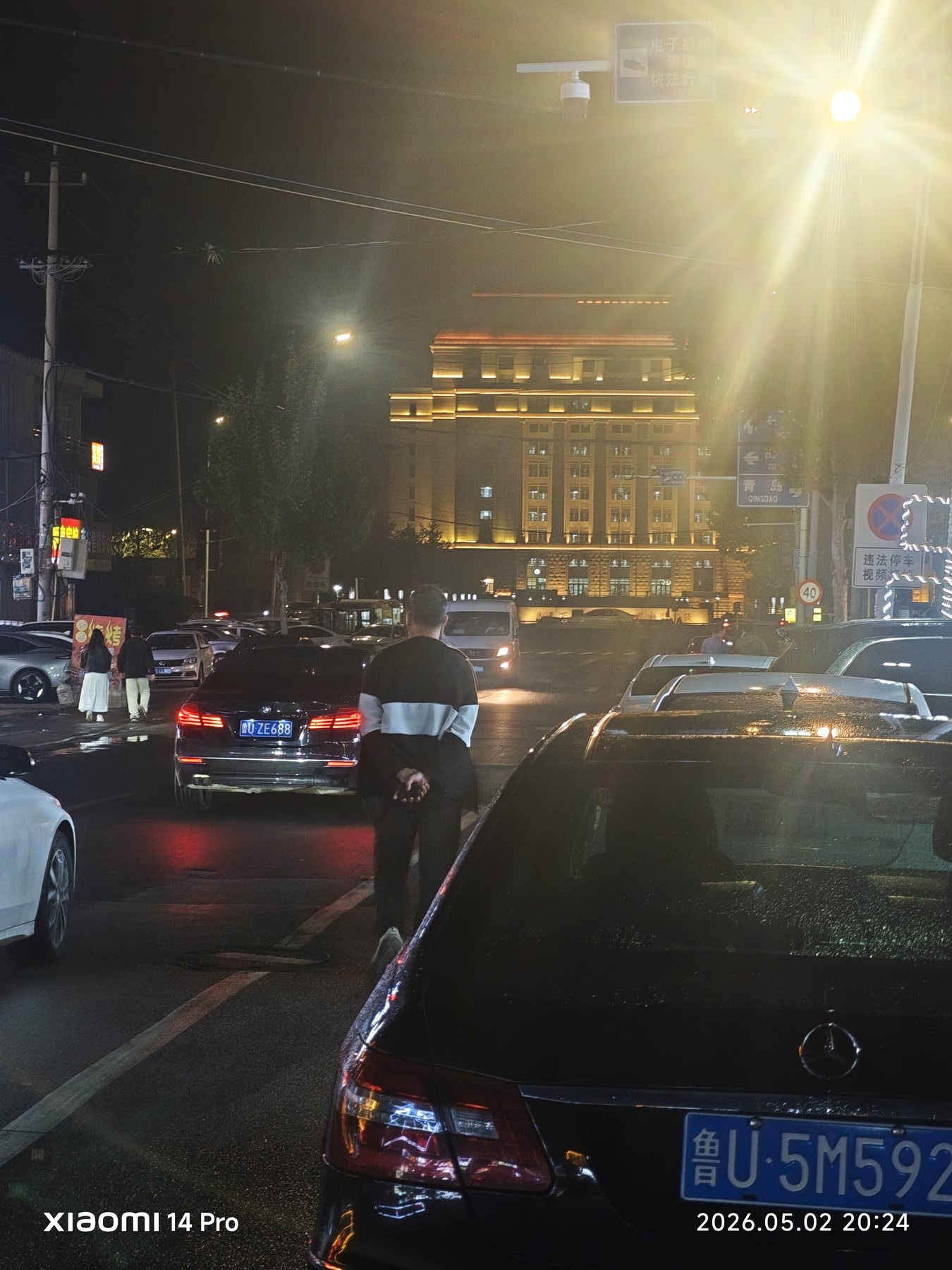 夜晚回到街头,灯光和车流把一天的风景收进城市生活。