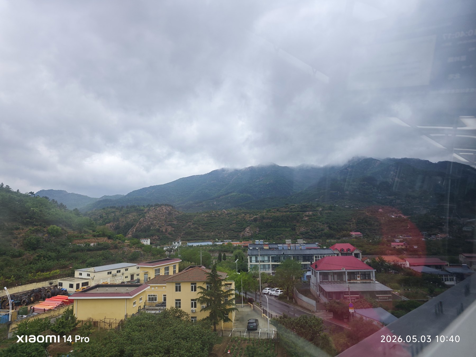 山间云雾低垂,崂山方向的景色像刚被雨水洗过。