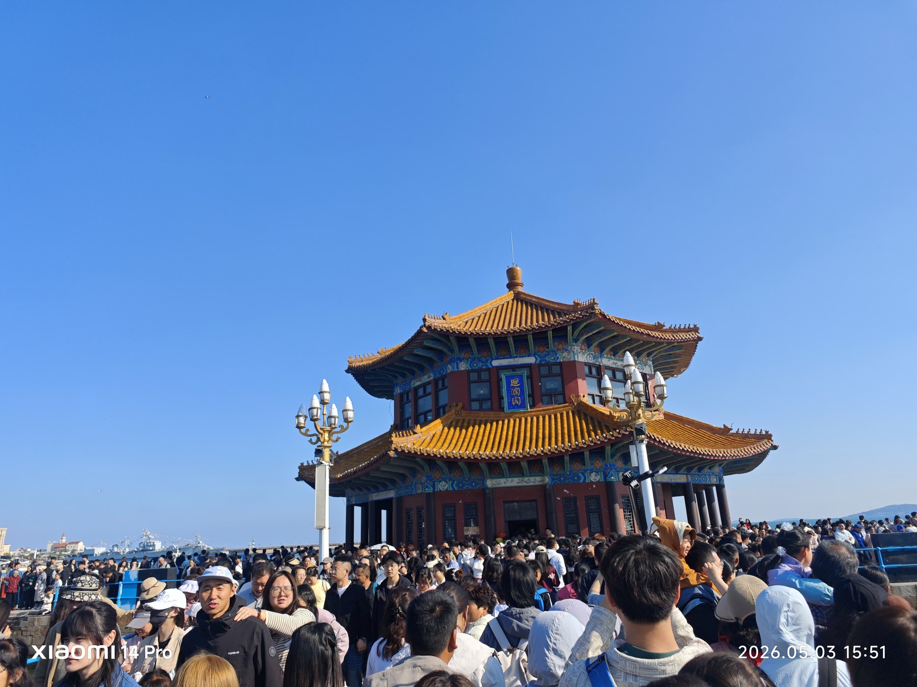 亭阁立在海上,红瓦黄檐把蓝色海面点亮。